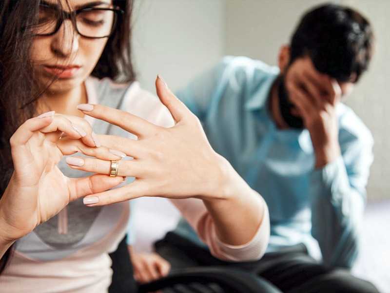 بسبب الأذى النفسي والنفور أريد الطلاق، فبماذا تشيرون عليّ؟