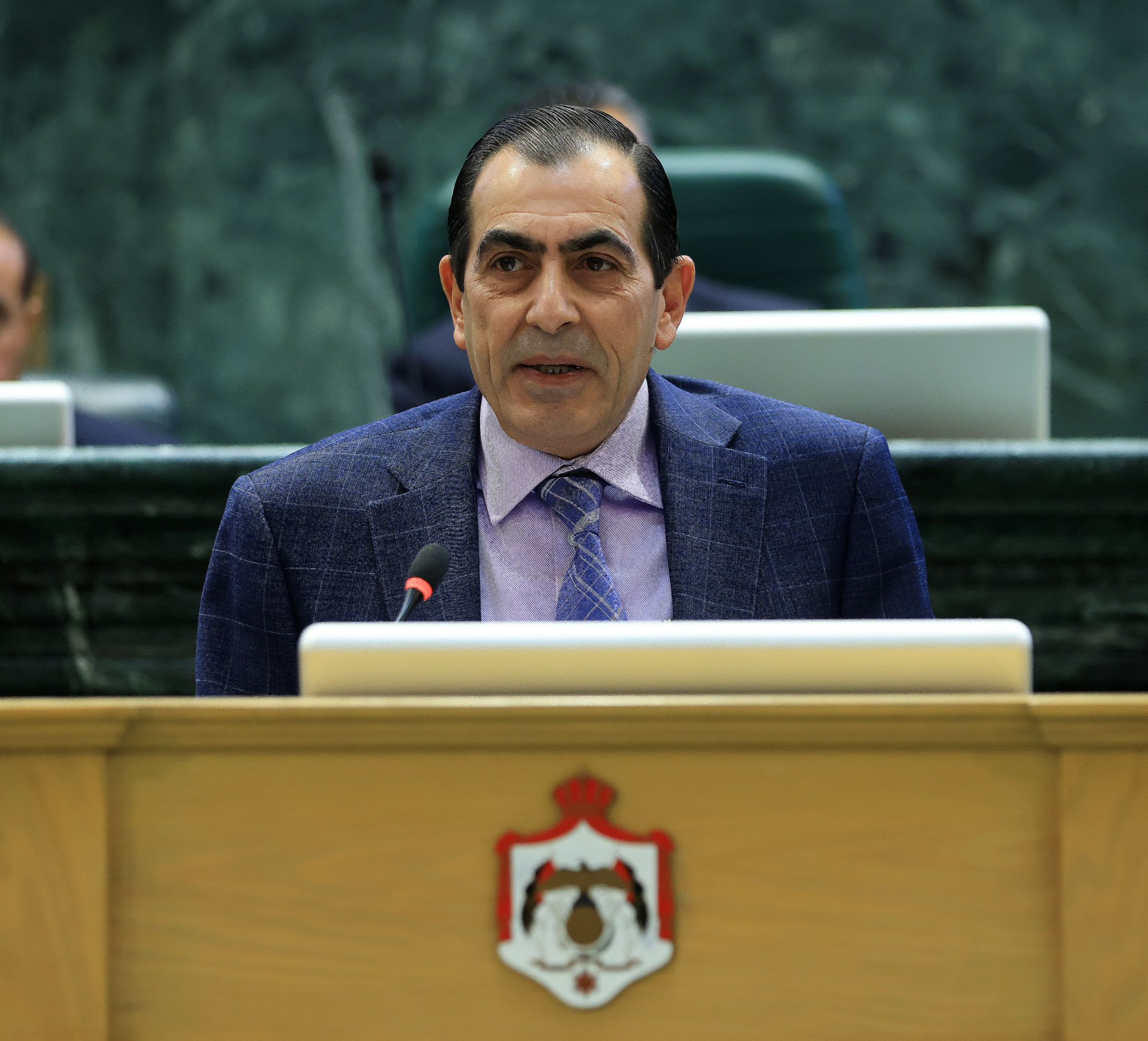 بالفيديو ..  القباعي ينقل رسالة أحد العمال تحت القبة: "إذا فُحص أصحاب المهن فلتُفحص كفاءة النواب والوزراء ..  والله ثلث ارباعكم غير يروح"