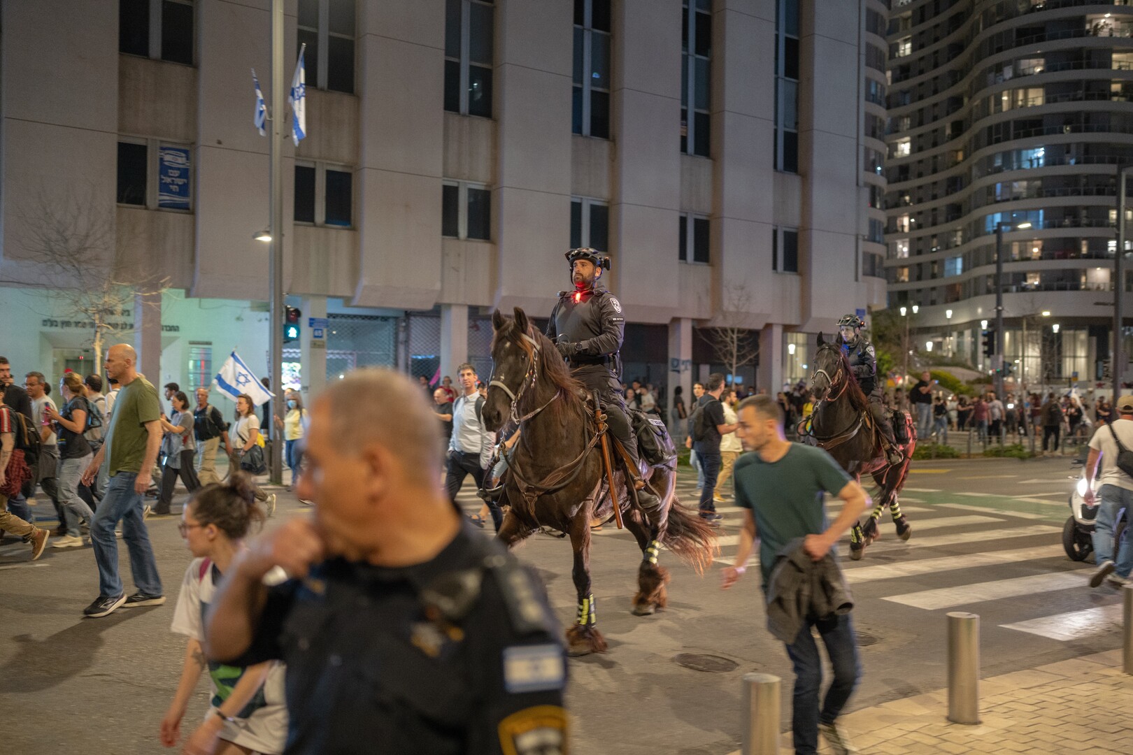 المستشارة القضائية الإسرائيلية "ترتعد من الخوف" بسبب "الهاتف" ولبيد يقول: إسرائيل في خطر وجودي