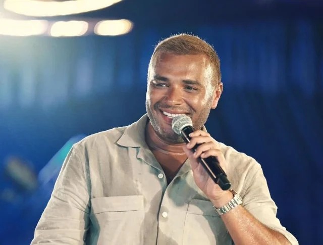 رامي صبري يتعرض لموقف محرج مع فتاة حاولت تقبيله (فيديو)