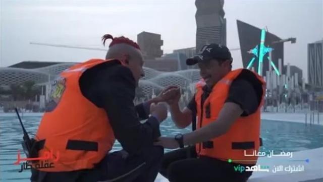 بالفيديو :رامز جلال يضرب محمد هنيدي في لعبة البينت بول في رامز عقله طار