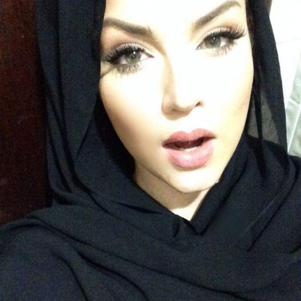 بالفيديو والصور ..  أجمل فتاة بريطانية و 3 أسباب لتحولها من الإلحاد إلى الإسلام
