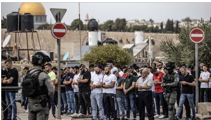  الاحتلال يمنع آلاف الفلسطينيين من الوصول للمسجد الأقصى 