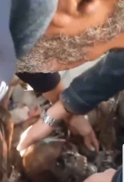 بالفيديو ..  عائلة فلسطينية تعثر على بقايا رجل مفقود تحت أنقاض أحد المنازل في غزة