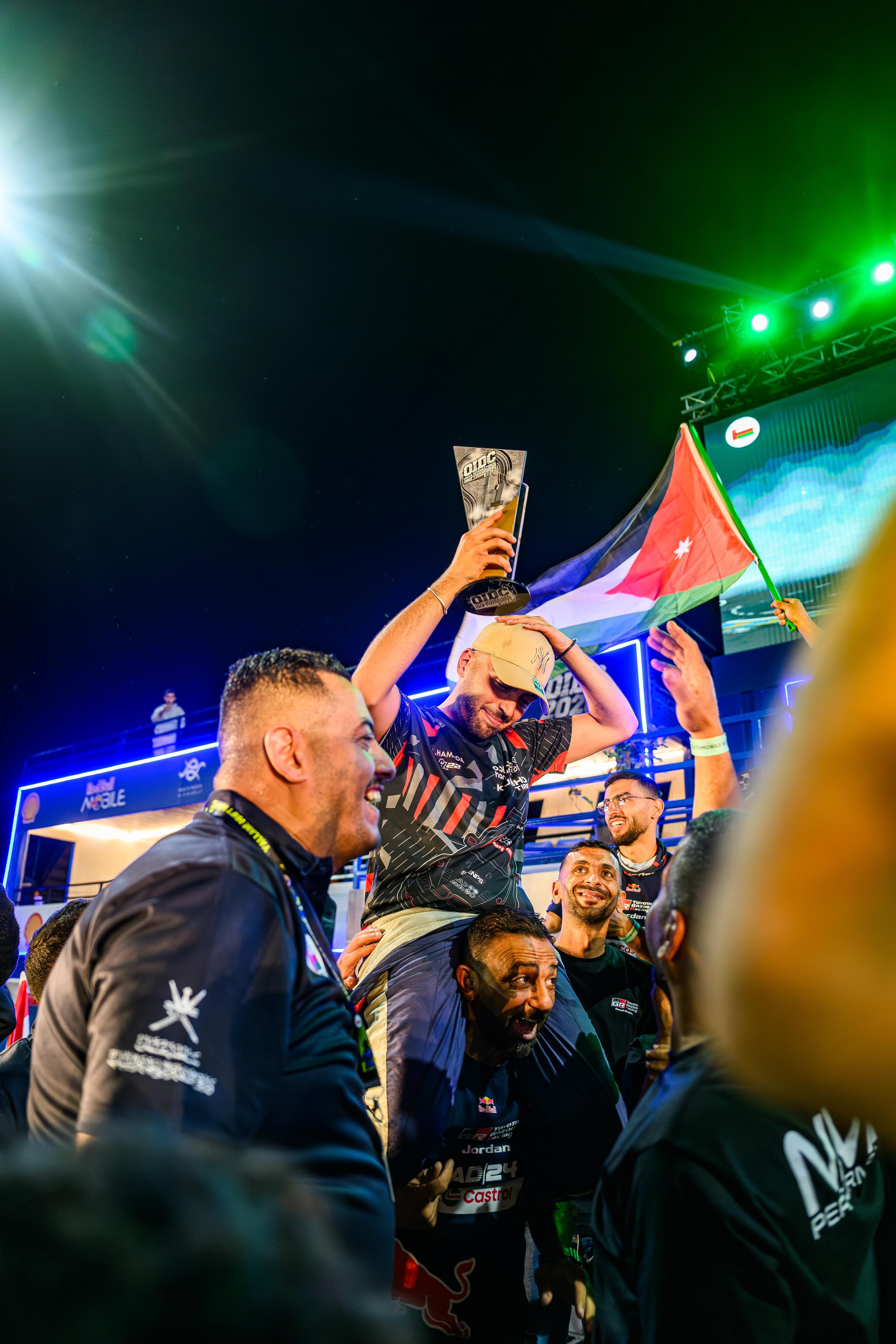 عبدالله حمادة يتألق ويضع الأردن على منصة التتويج العالمية في سباقات السيارات  ..  فيديو