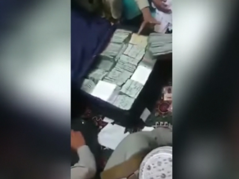 "طالبان" تعثر على ملايين الدولارات وسبائك ذهب في منزل مسؤول أفغاني سابق ..  فيديو