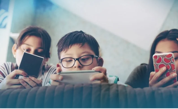 لماذا يعجز طفلك عن ترك الهاتف؟ تقرير يكشف خديعة المنصات الرقمية وكيفية مواجهتها
