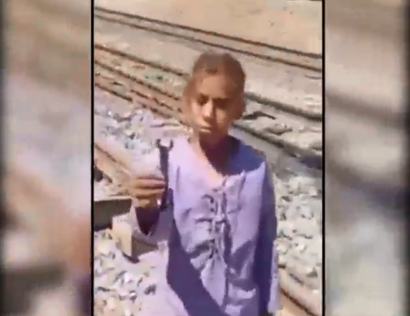 شاهد ..  الأطفال هم أحد أسباب حوادث القطارات بمصر ..  تفاصيل 