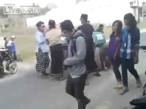 بالفيديو … ميت يسقط من النعش أثناء الجنازة دون شعور المشيعين
