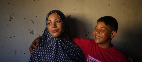 شاهد الصور  ..  غزة : الزوجان الطفلان "أحمد وتالا" في شهر العسل