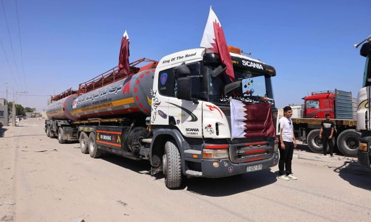 قطر تبدأ إرسال الوقود إلى غزة ضمن خطة لدفع أجور الموظفين