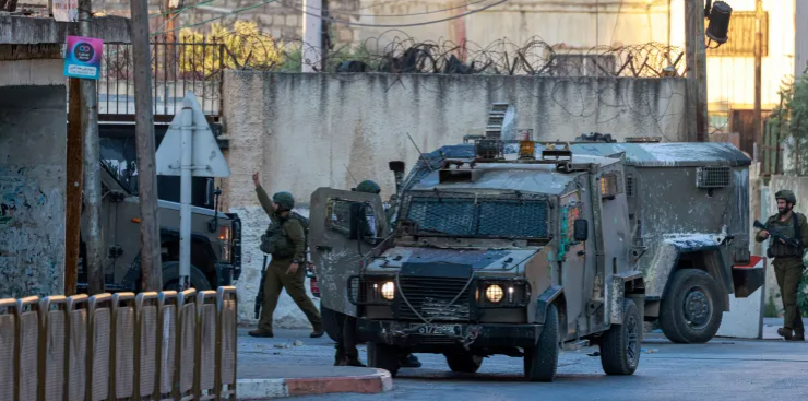 شهيد في نابلس متأثرا بجراحه والاحتلال يعتقل 30 فلسطينيا بالضفة