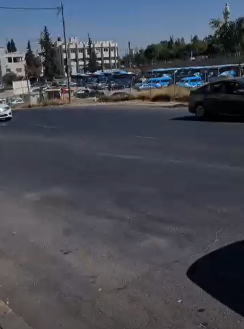 "إللي رماها ما بستحي" ..  عامل وطن يوثّق بالفيديو لحظة إلقاء النفايات أمامه أثناء عمله