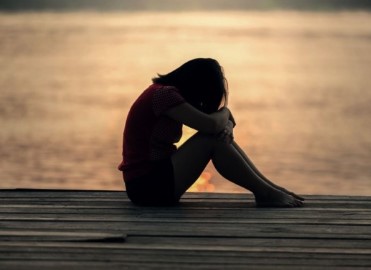 زوجتي ما زالت حزينة على موت ابنتنا، فما نصيحتكم لها؟