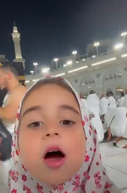 دعاء طفلة في العمرة يثير التفاعل: "يا رب عماتي ينحفن وجدو يطول شعره"