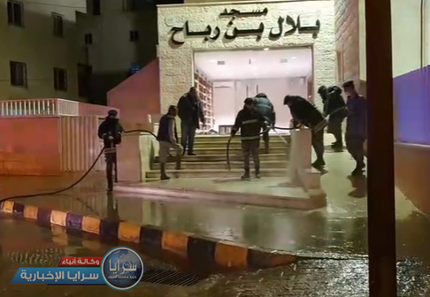 بالفيديو  ..  مياه الأمطار تداهم أحد المساجد في إربد