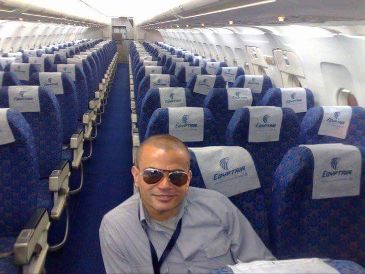 صورة عمرو دياب في الطائرة تثير سخرية رواد الفيسبوك