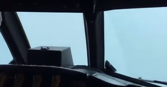 بالفيديو  ..  لحظة اختراق طائرة ركاب لإعصار ماثيو في الولايات المتحدة