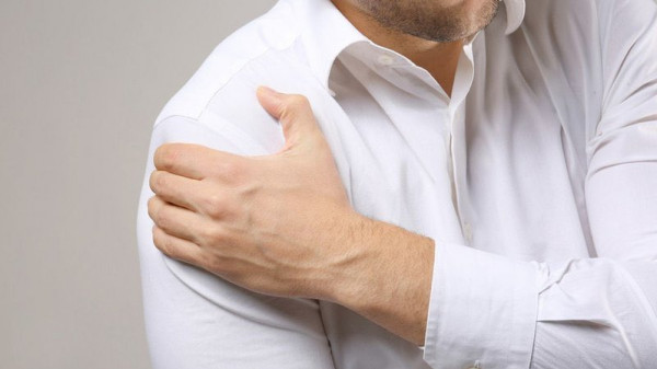 ألم الكتف قد يكون مؤشراً على مرض خطير ..  احذر منه  