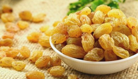 تفسير رؤية الزبيب في المنام وعلاقته بالاستقرار