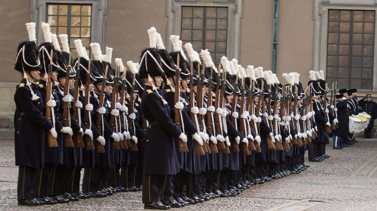 "طعن نفسه عن طريق الخطأ" ..  إصابة أحد كبار الحراس في القصر الملكي السويدي