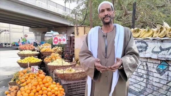 بائع برتقال مصري يخطف قلوب الملايين  ..  ما القصة ؟