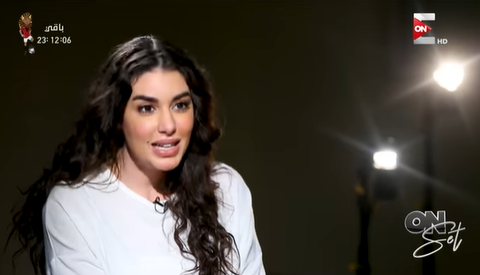 مخرج يطالب ياسمين صبري بالتوقف عن التمثيل