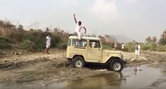 بالفيديو ..  القفز فوق سيارات “جيب” يتحول إلى لعبة تحدي بالسعودية