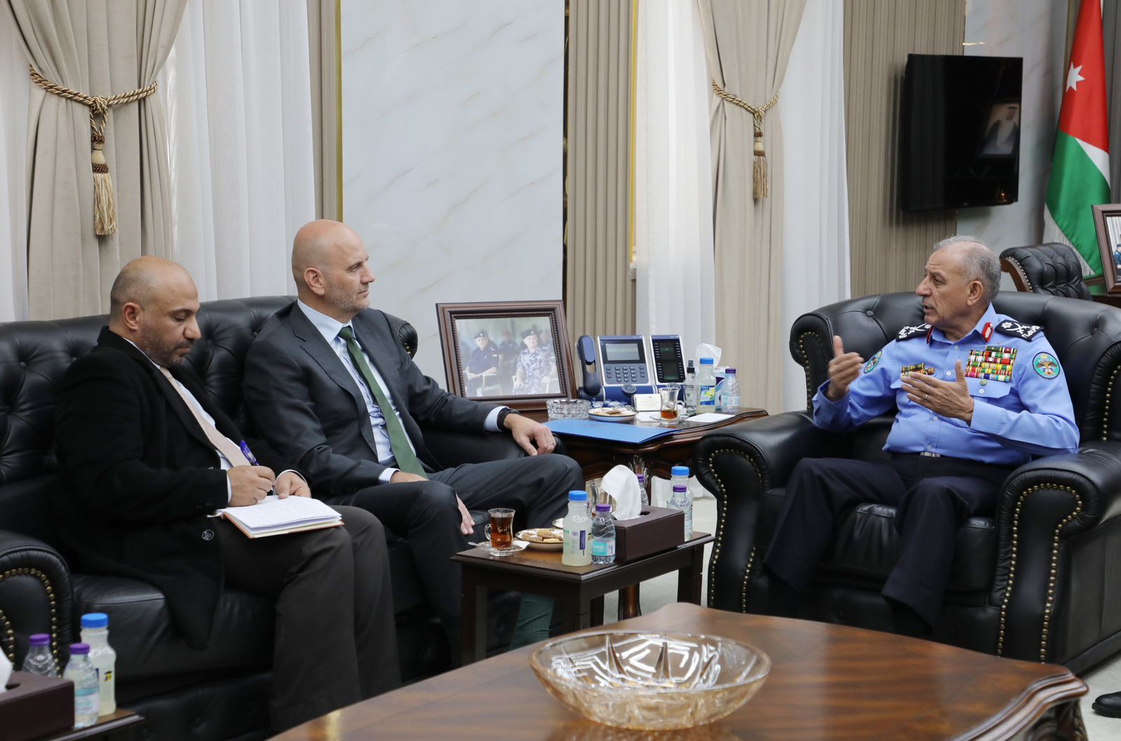 مدير الأمن العام يلتقي رئيس بعثة الصليب الأحمر في الأردن 