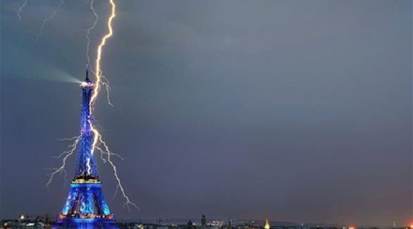 البرق يصعق 11 في باريس