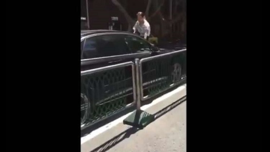 بالفيديو ..  شاهد كيف انتقمت سيدة من زوجها الخائن في الشارع  
