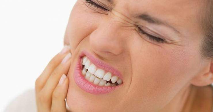 لماذا يعاني الكثيرون من صرير الأسنان؟ وكيف نخفف الضغط الواقع عليها؟