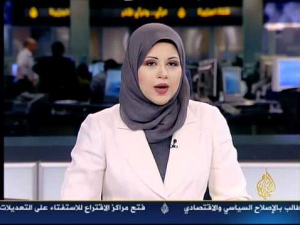 مذيعة الجزيرة تُفاجئ المُشاهدين بخلع الحجاب  ..  فيديو   