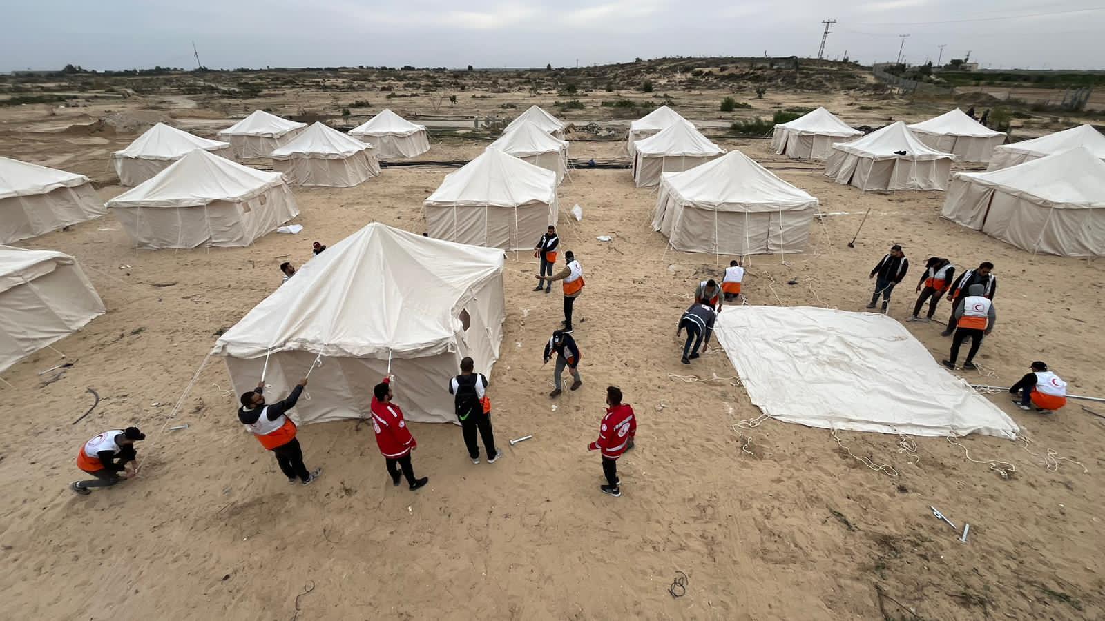 هل بدأت مصر بإنشاء مخيّم في رفح "على بُعد أمتار قليلة" من غزة ؟