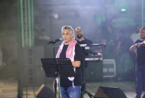 عمر العبداللات يغني دعمًا لأطفال السرطان في الأردن وغزة