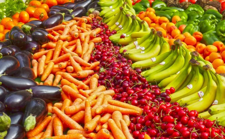 أسعار الخضار والفواكه في السوق المركزي الخميس