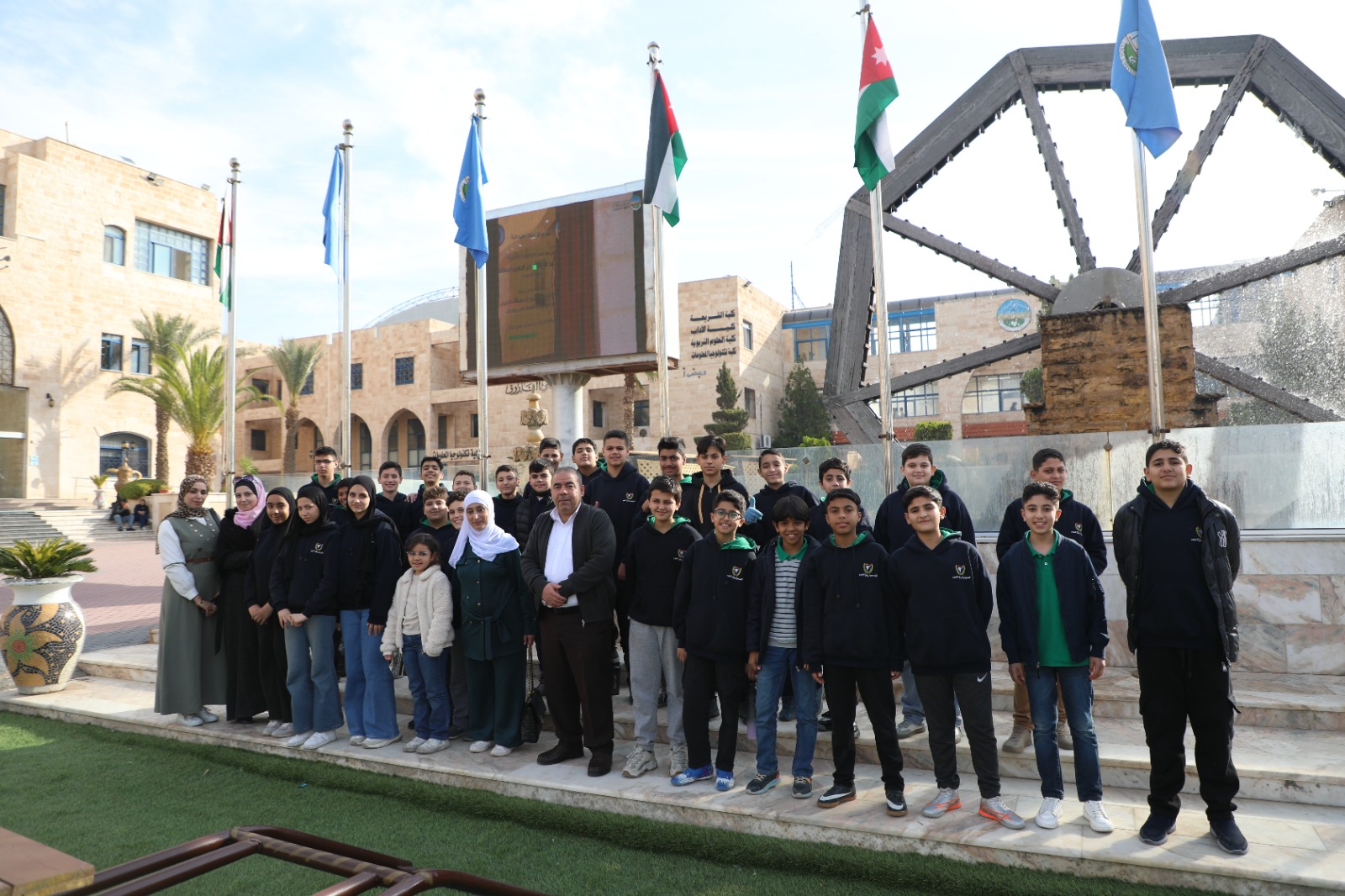 جامعة الزرقاء تستقبل وفدًا طلابيًا من مدرسة أكاديمية رونق العلوم