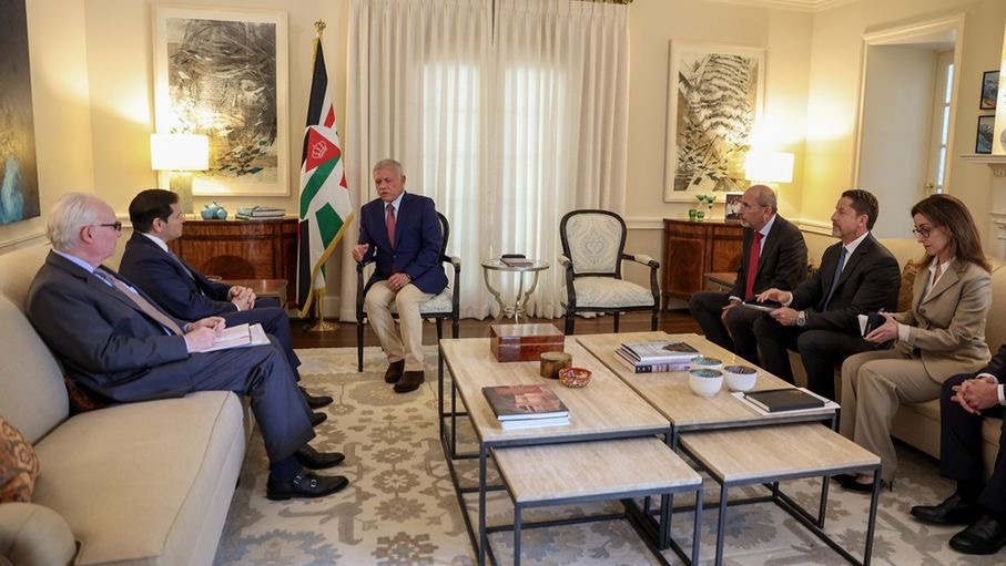 الملك يؤكد لدى اجتماعه بوزير الخارجية الأميركي ضرورة وقف إطلاق النار بغزة