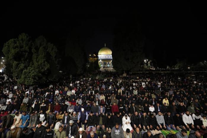  70 ألف فلسطيني يصلون التراويح في الأقصى