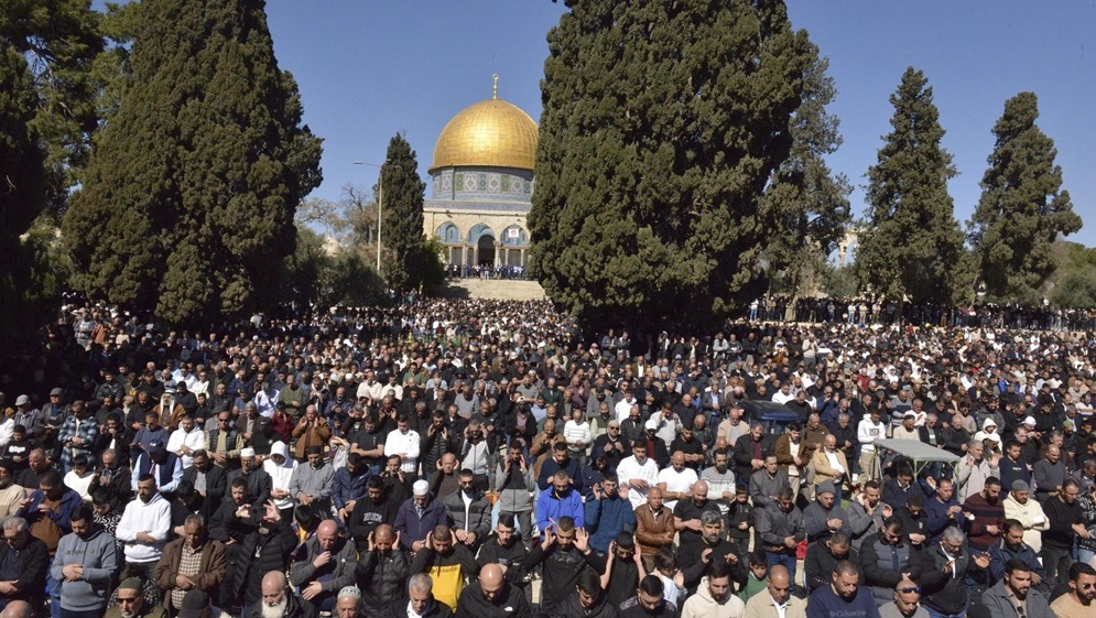 70 ألفا يؤدون صلاة الجمعة في المسجد الأقصى