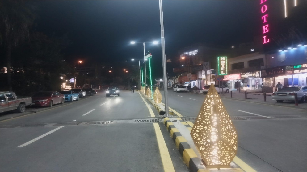 بلدية جرش تباشر تأثيث الطريق الواصل لمبنى المحافظة وإزالة البسطات من الوسط التجاري