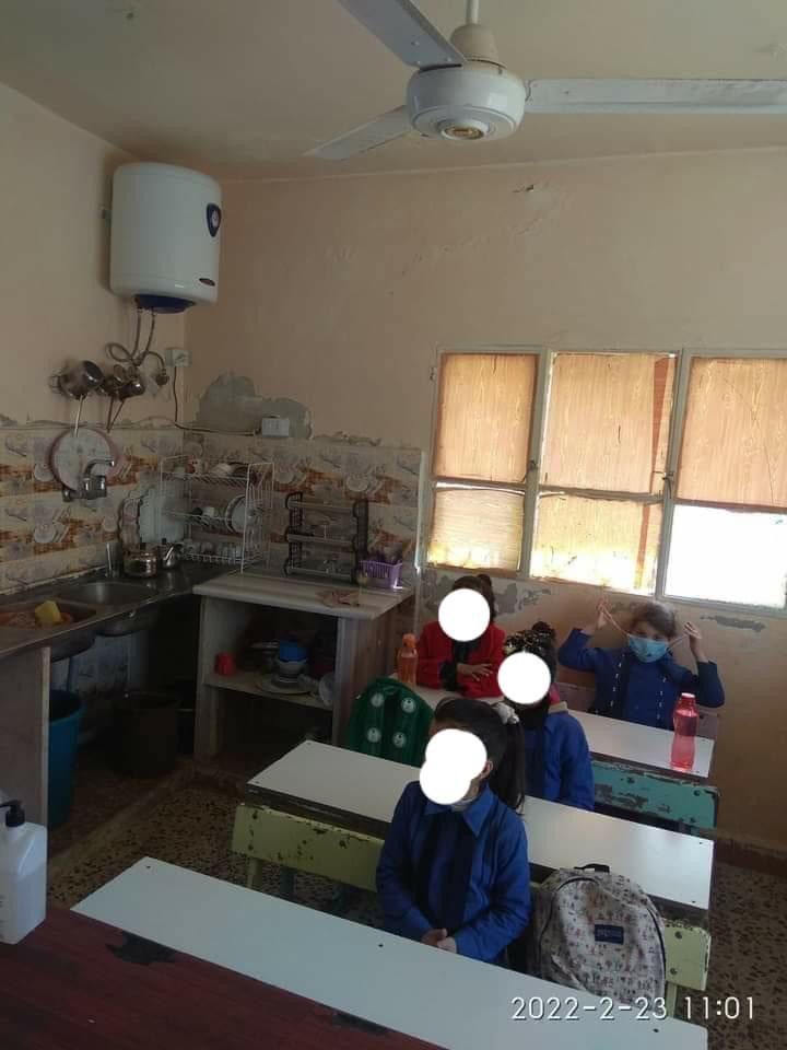طلبة يتلقون دروسهم في مطبخ المدرسة  ..  والتربية توضح لـ"سرايا" 