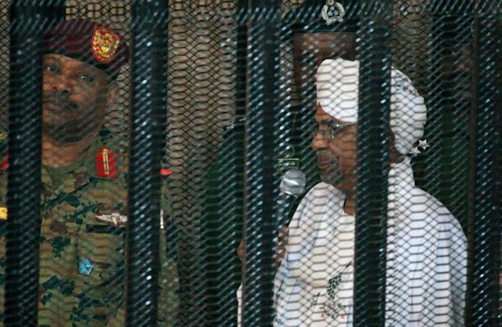 بعد وفاة سجين و إصابة ثلاثة   ..  ما حقيقة "هروب" الرئيس السوداني السابق عمر البشير؟