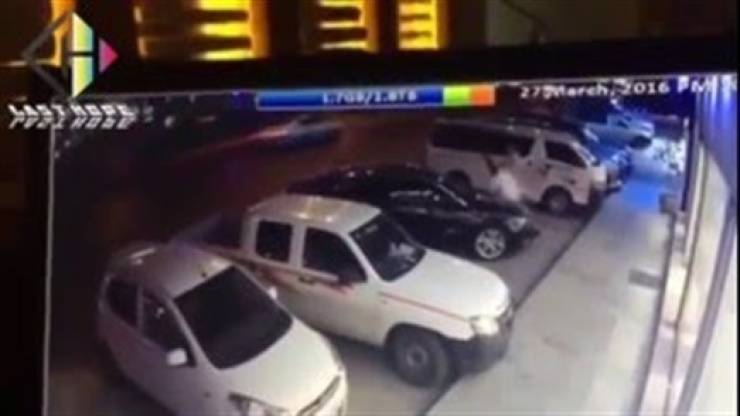 بالفيديو ..  سعودي ينقذ طفلته بأعجوبة في مشهد يحبس الأنفاس