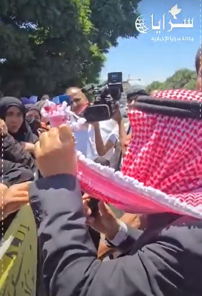بالفيديو ..  وقفة احتجاجية للمطالبة بعفو عام ..  والعرموطي لـ"سرايا": اليوم ربطوا شماغي كما ربطوه أول مرة 