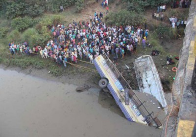 مقتل 41 شخص واصابة 25 آخرين بسقوط حافلة عن جسر في الهند