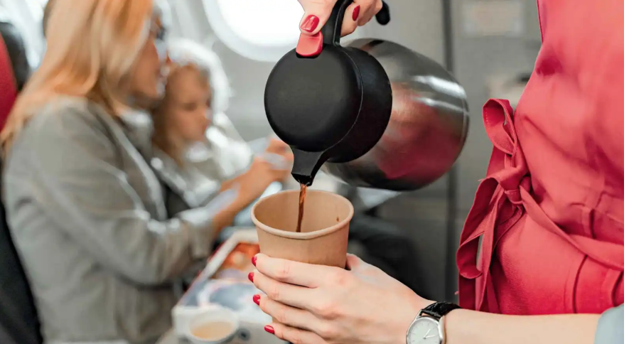 تحذير صادم ..  القهوة على الطائرة ليست كما تتوقع 