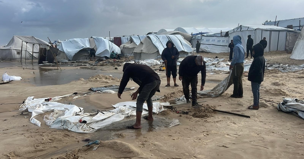 غرق وتطاير لآلاف خيم النازحين في غزة