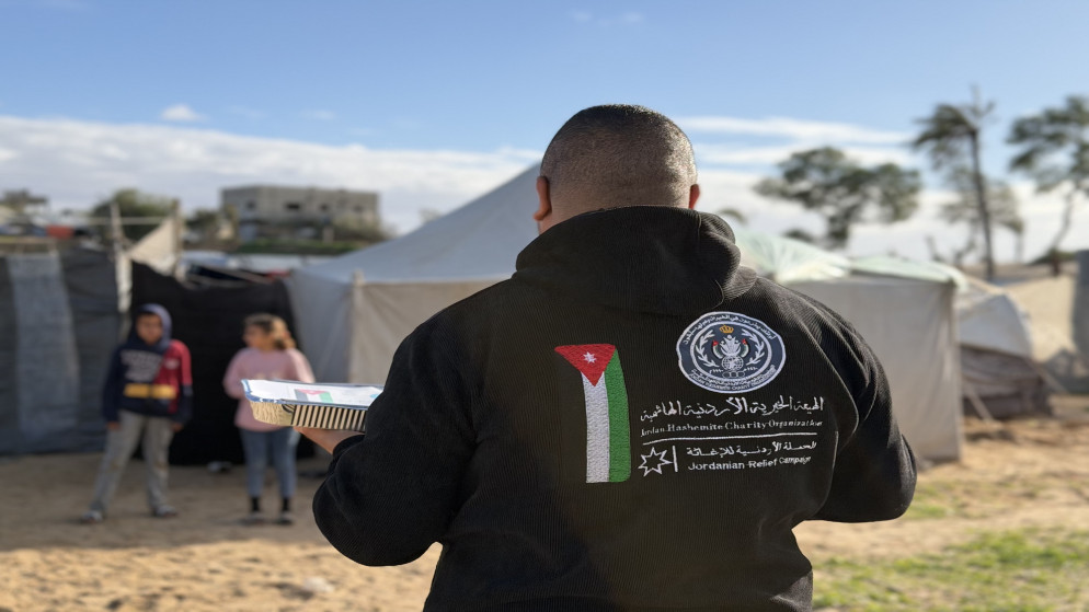 الحملة الأردنية توزع وجبات المنسف في مواصي خان يونس