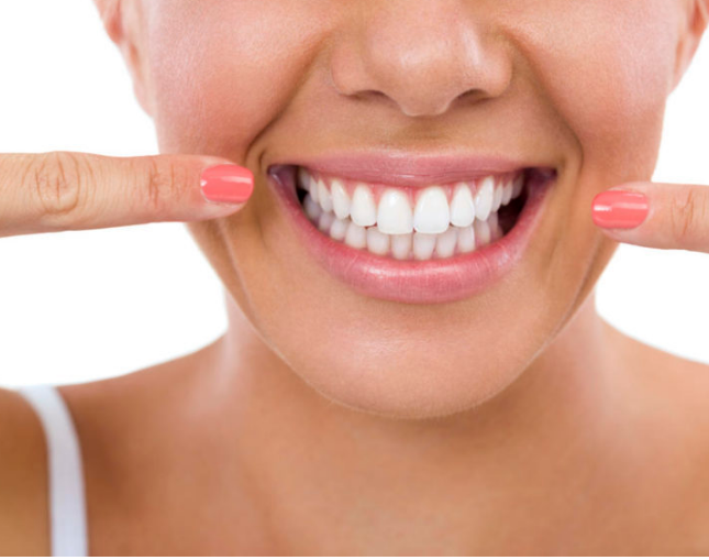 معلومات تهمك ..  5 وصفات طبيعية لتبييض الأسنان